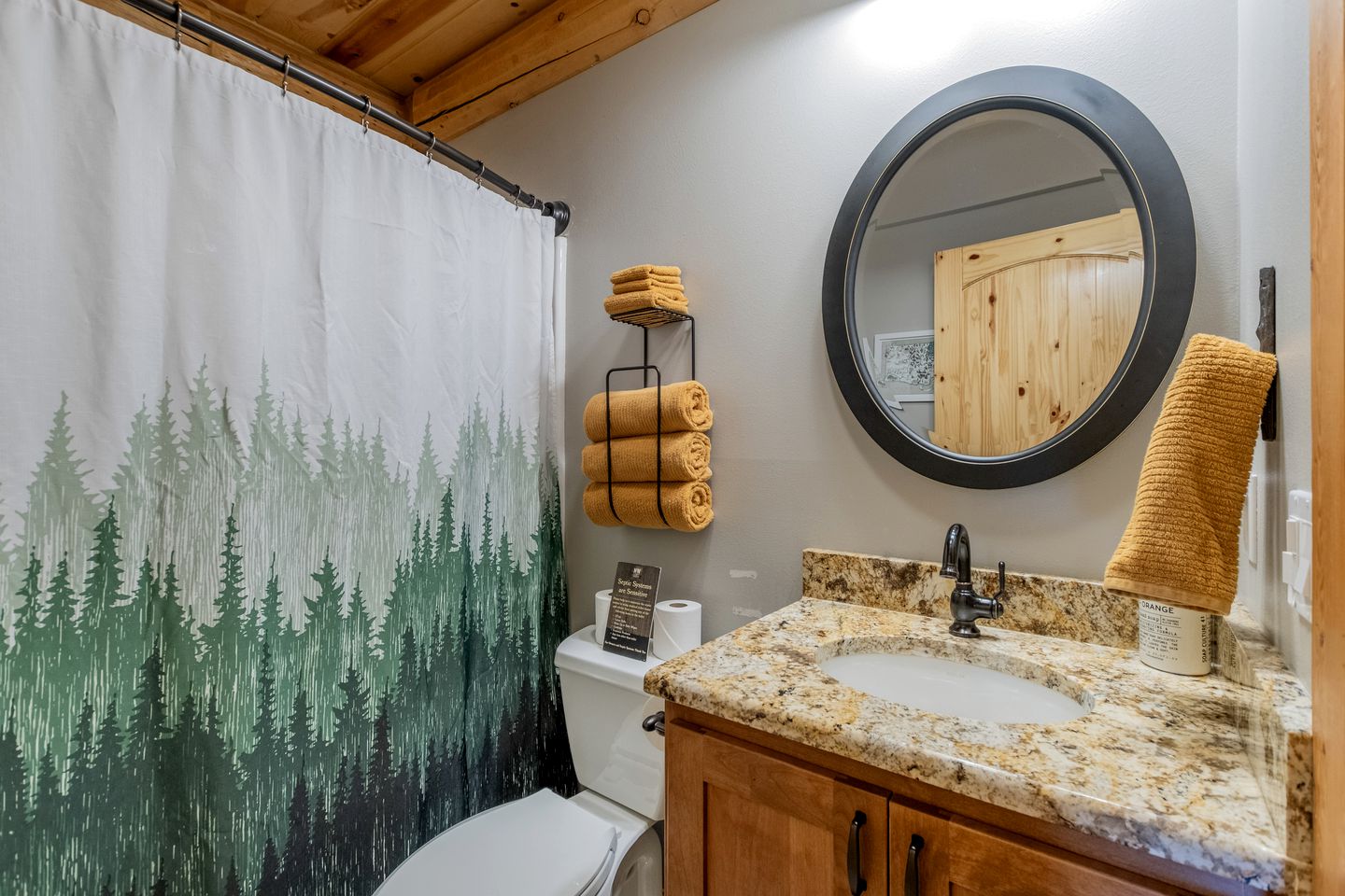 Pet-Friendly Luminous Cabin with Hot-Tub Perfect for Outdoor Activities in Leavenworth, Washington