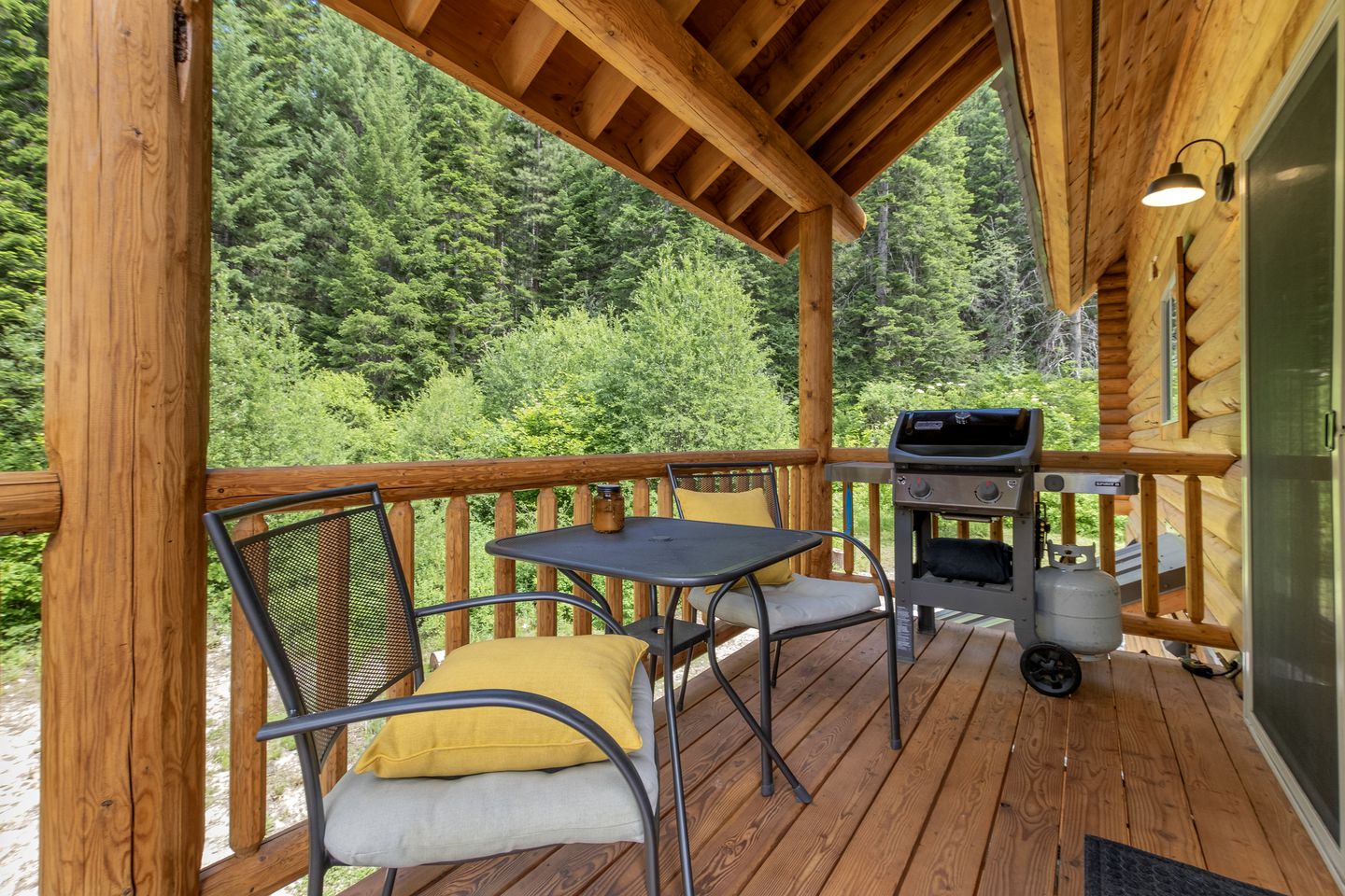 Pet-Friendly Luminous Cabin with Hot-Tub Perfect for Outdoor Activities in Leavenworth, Washington