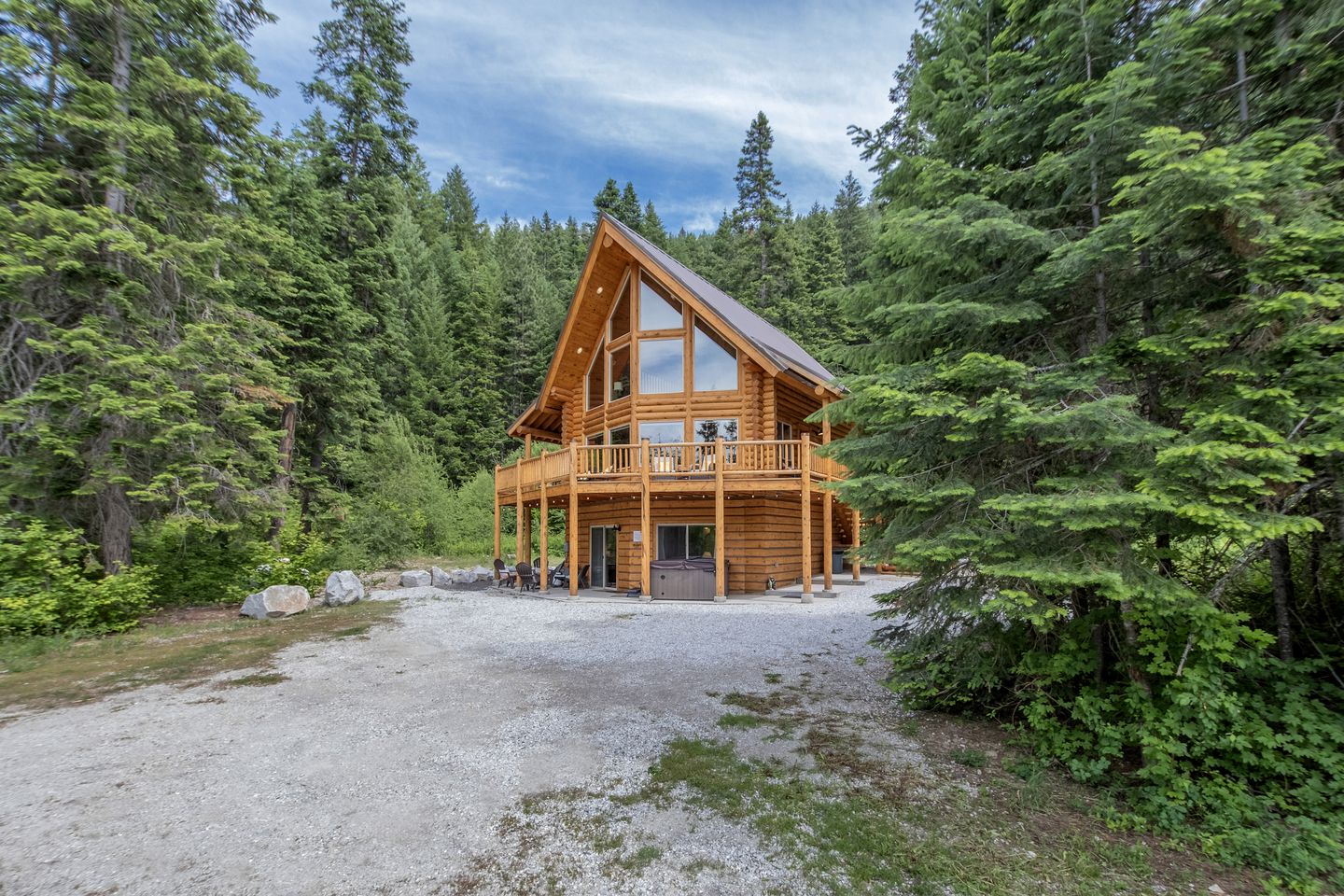 Pet-Friendly Luminous Cabin with Hot-Tub Perfect for Outdoor Activities in Leavenworth, Washington