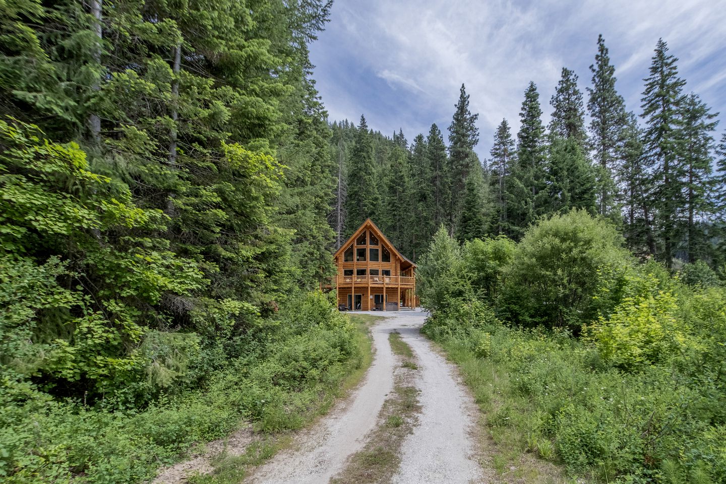 Pet-Friendly Luminous Cabin with Hot-Tub Perfect for Outdoor Activities in Leavenworth, Washington