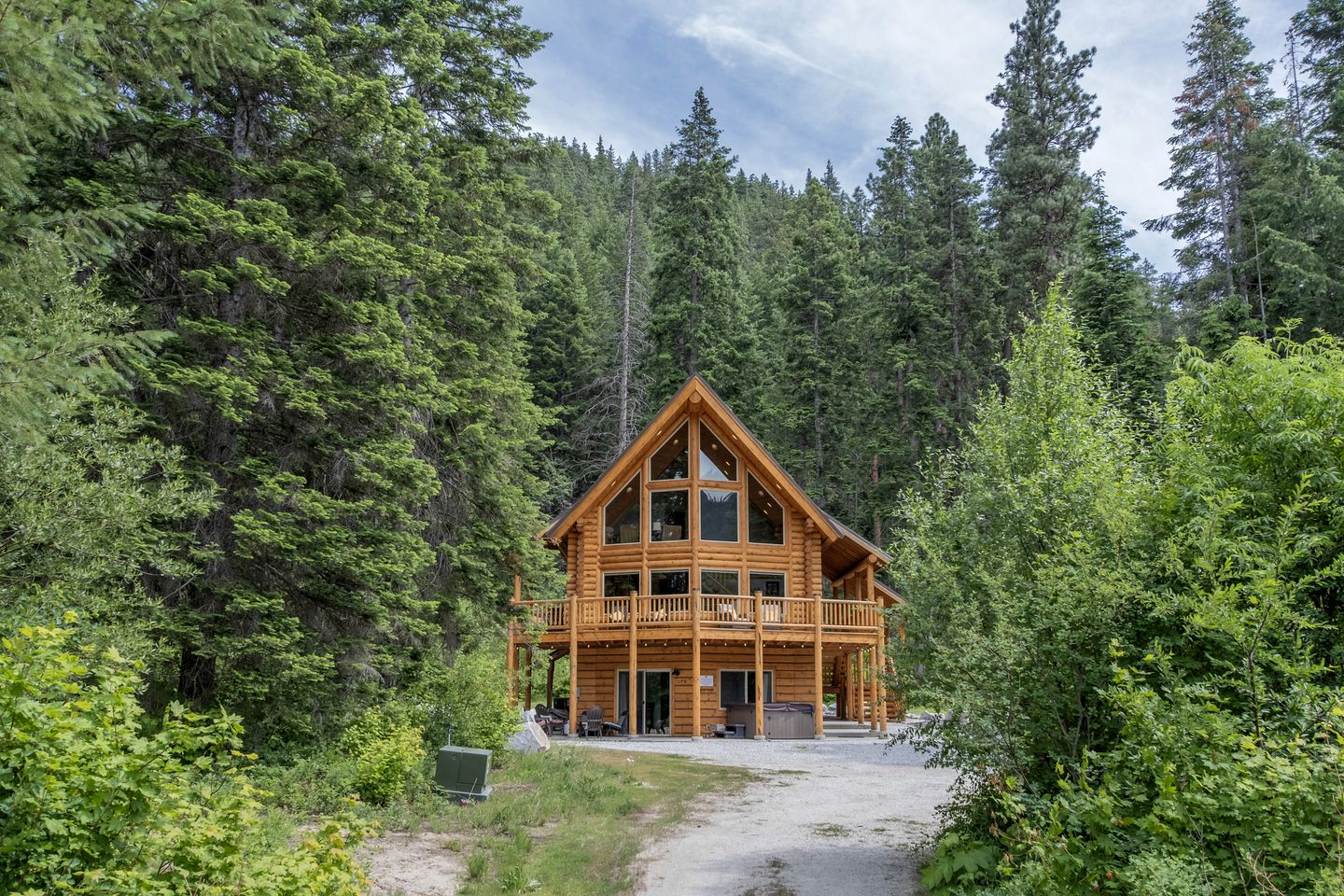 Pet-Friendly Luminous Cabin with Hot-Tub Perfect for Outdoor Activities in Leavenworth, Washington