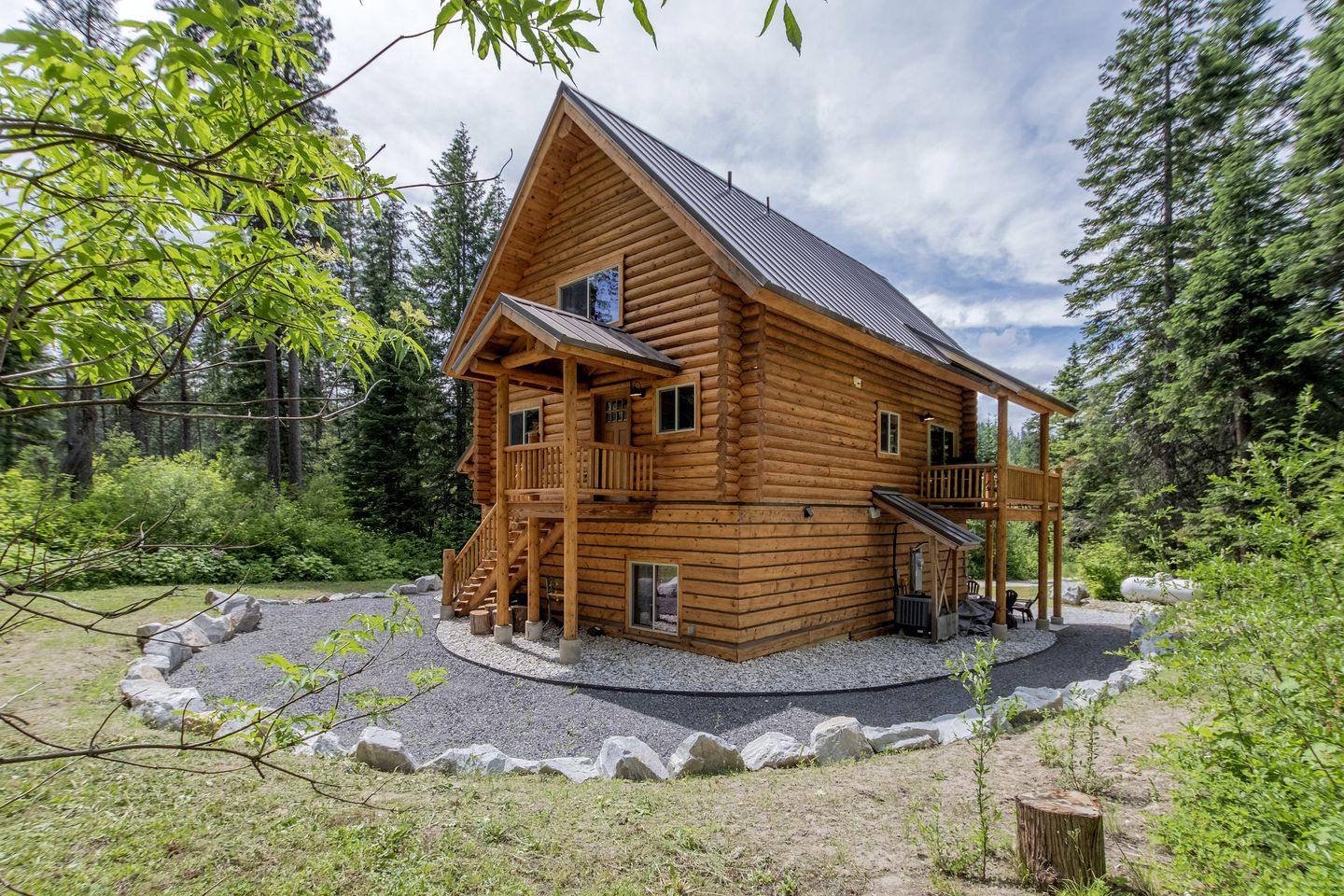 Pet-Friendly Luminous Cabin with Hot-Tub Perfect for Outdoor Activities in Leavenworth, Washington