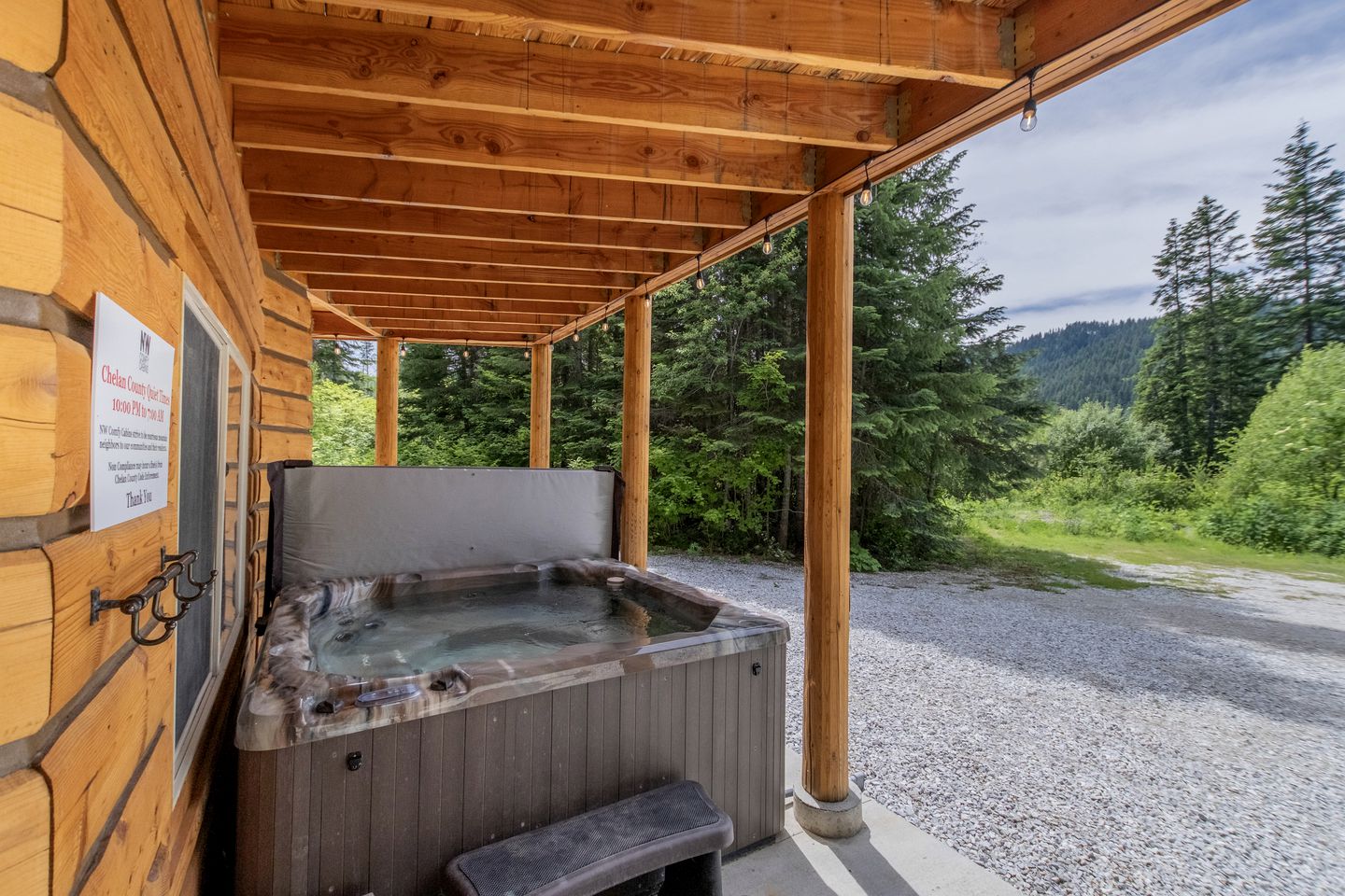 Pet-Friendly Luminous Cabin with Hot-Tub Perfect for Outdoor Activities in Leavenworth, Washington