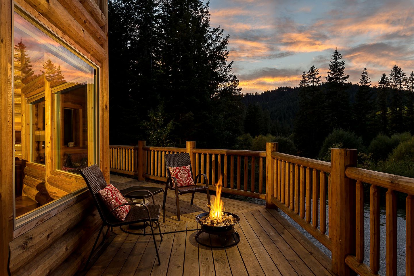 Pet-Friendly Luminous Cabin with Hot-Tub Perfect for Outdoor Activities in Leavenworth, Washington