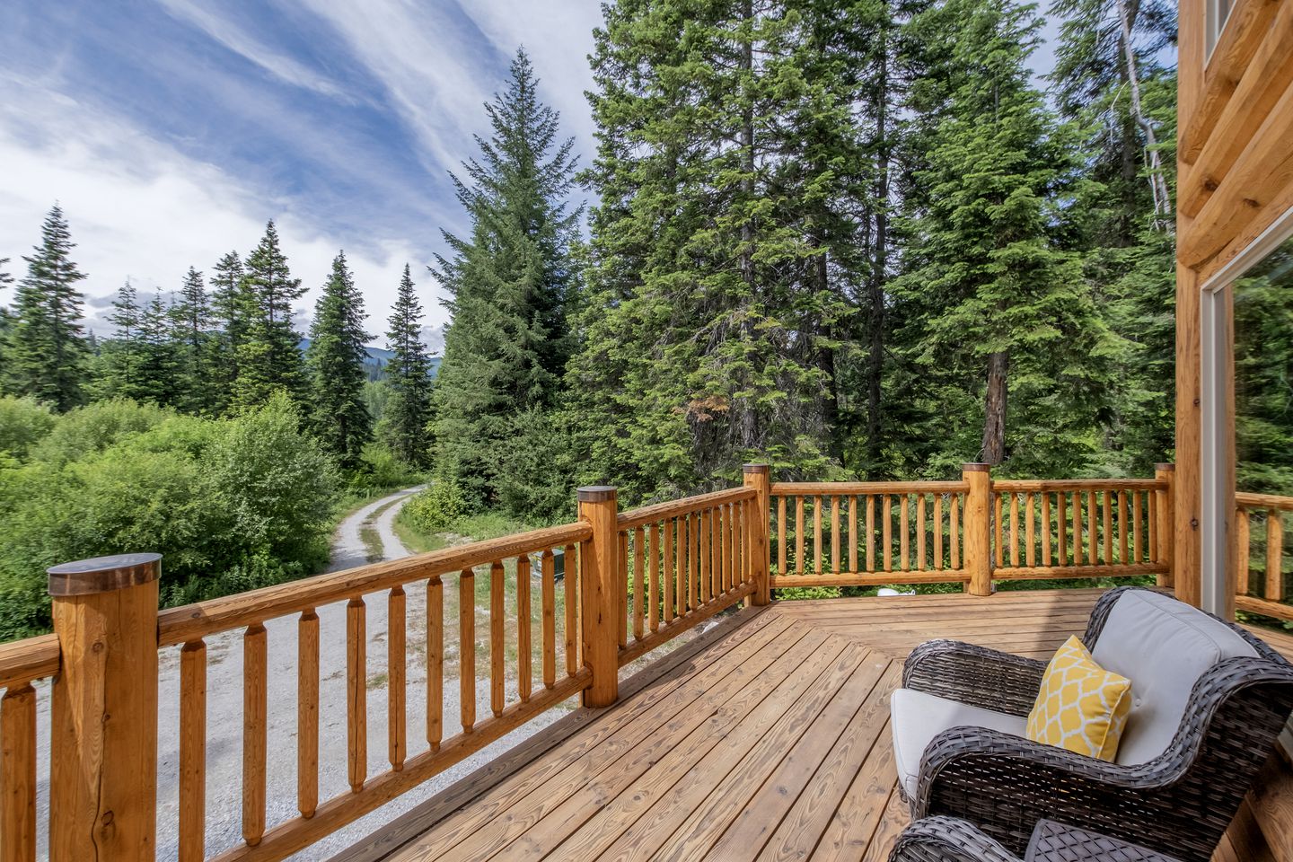 Pet-Friendly Luminous Cabin with Hot-Tub Perfect for Outdoor Activities in Leavenworth, Washington