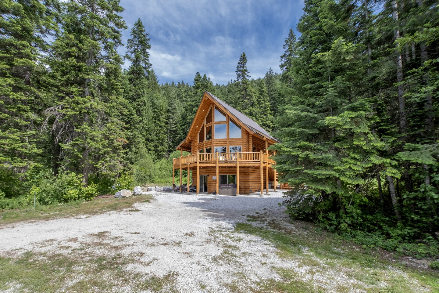 Pet-Friendly Luminous Cabin with Hot-Tub Perfect for Outdoor Activities in Leavenworth, Washington