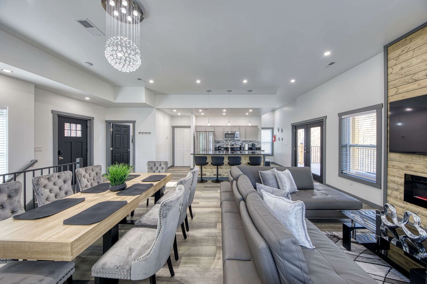 Brand-New Luxury Cabin with Game Room & Hot Tub near Downtown Gatlinburg, TN