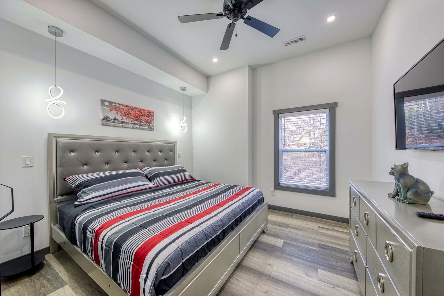 Brand-New Luxury Cabin with Game Room & Hot Tub near Downtown Gatlinburg, TN