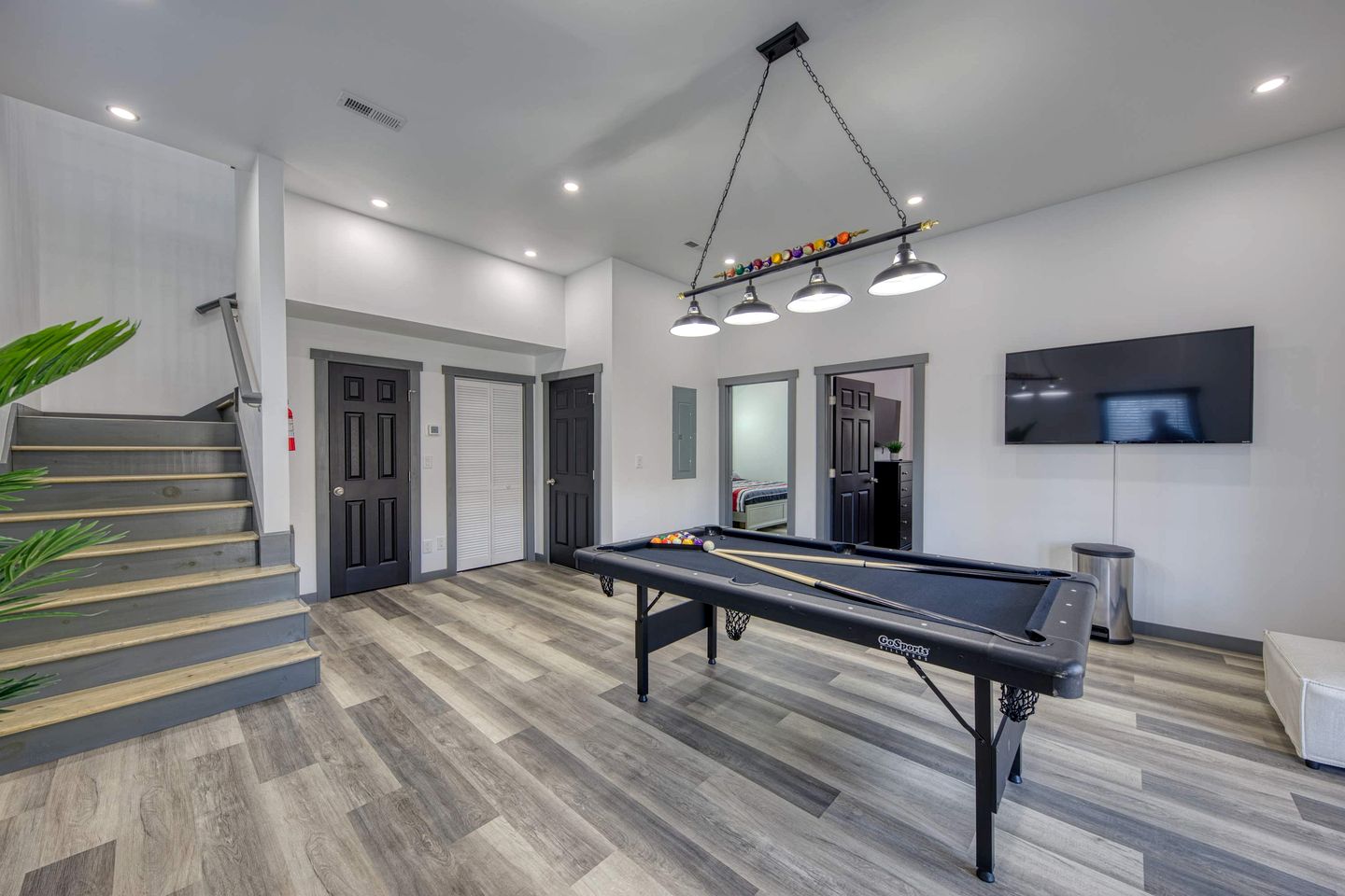 Brand-New Luxury Cabin with Game Room & Hot Tub near Downtown Gatlinburg, TN