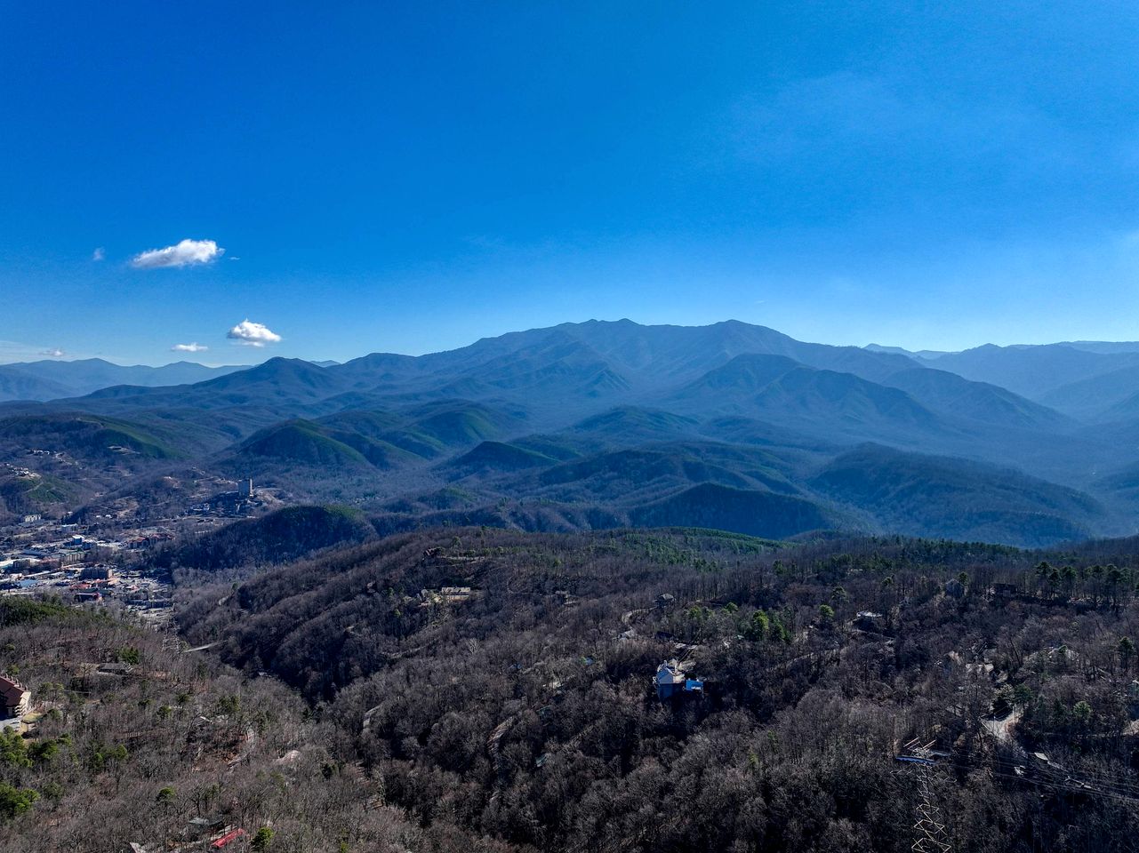 Brand-New Luxury Cabin with Game Room & Hot Tub near Downtown Gatlinburg, TN