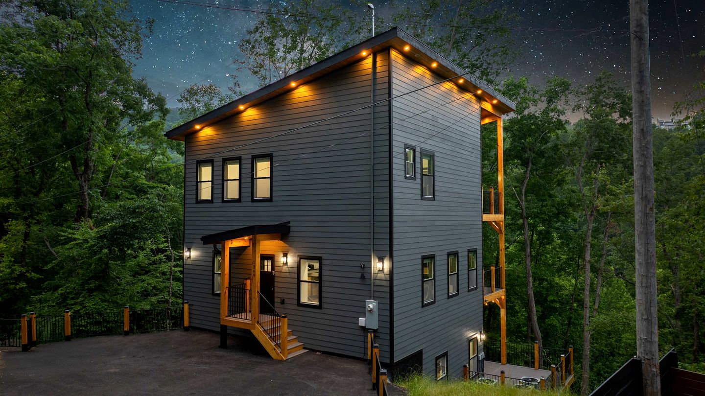 Brand-New Luxury Cabin with Game Room & Hot Tub near Downtown Gatlinburg, TN