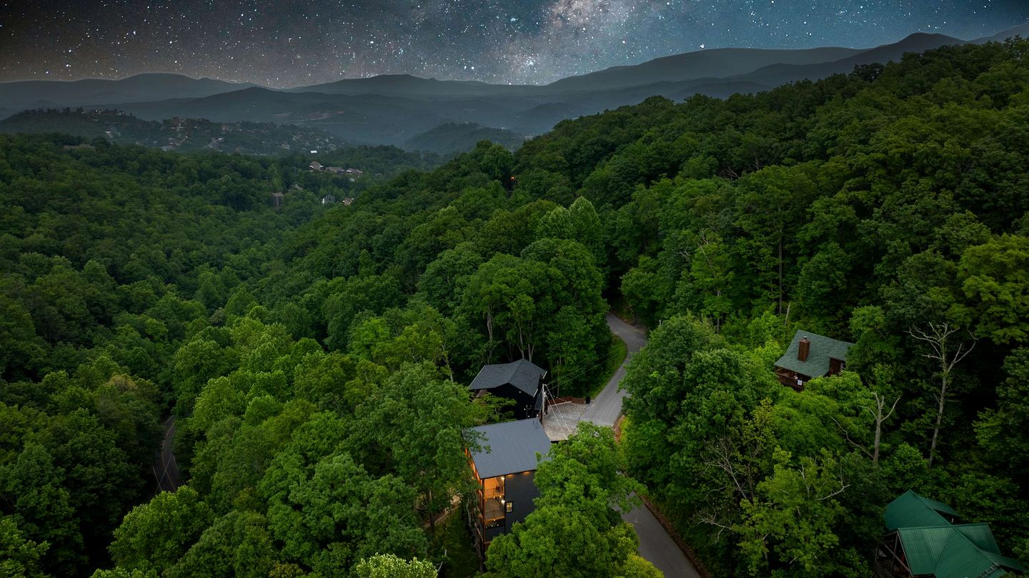 Brand-New Luxury Cabin with Game Room & Hot Tub near Downtown Gatlinburg, TN