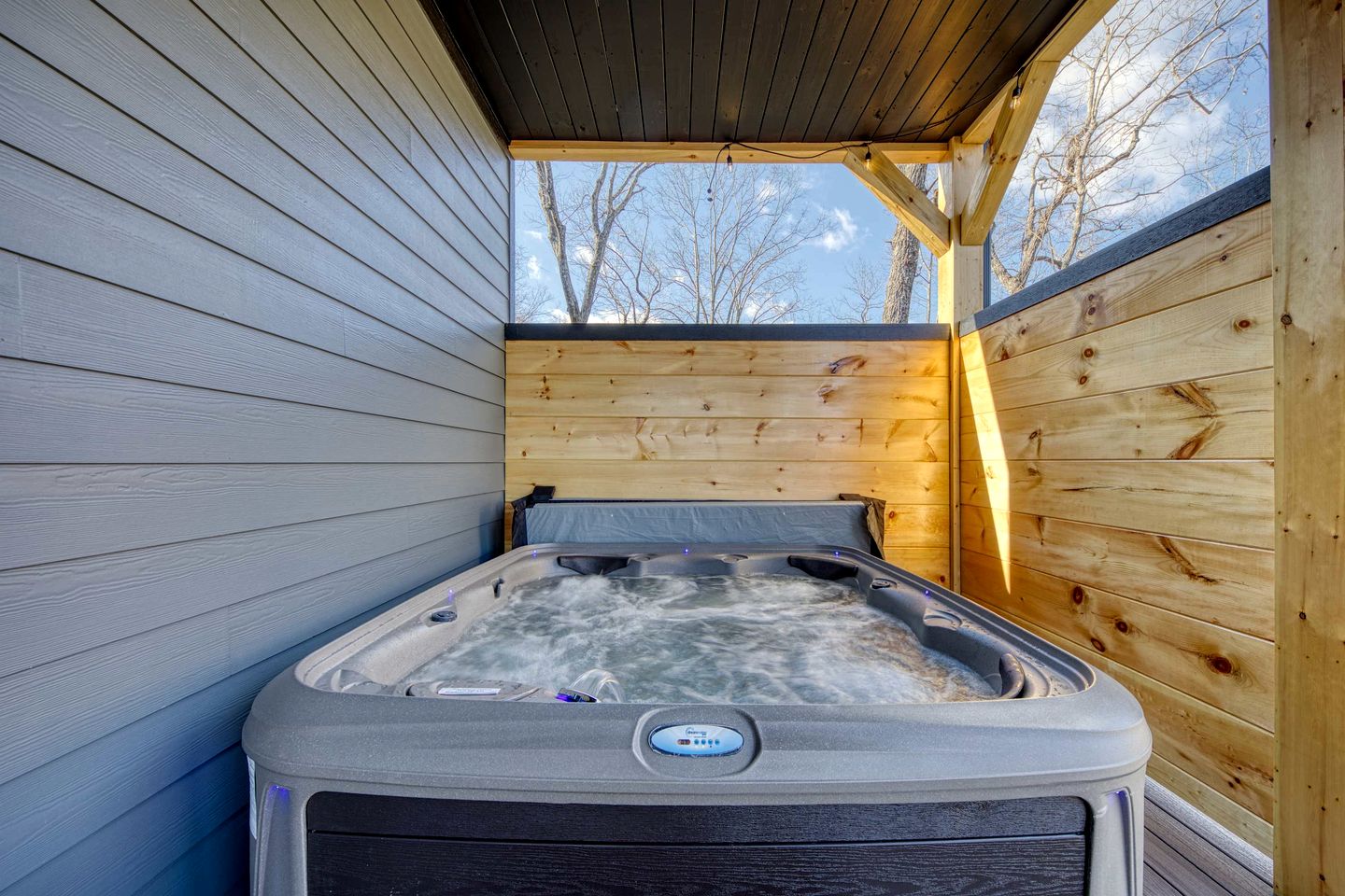 Brand-New Luxury Cabin with Game Room & Hot Tub near Downtown Gatlinburg, TN