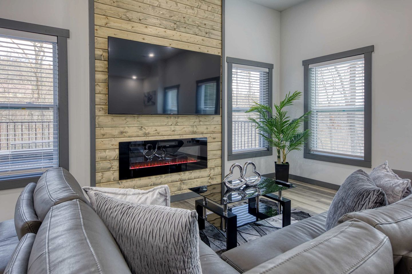 Brand-New Luxury Cabin with Game Room & Hot Tub near Downtown Gatlinburg, TN