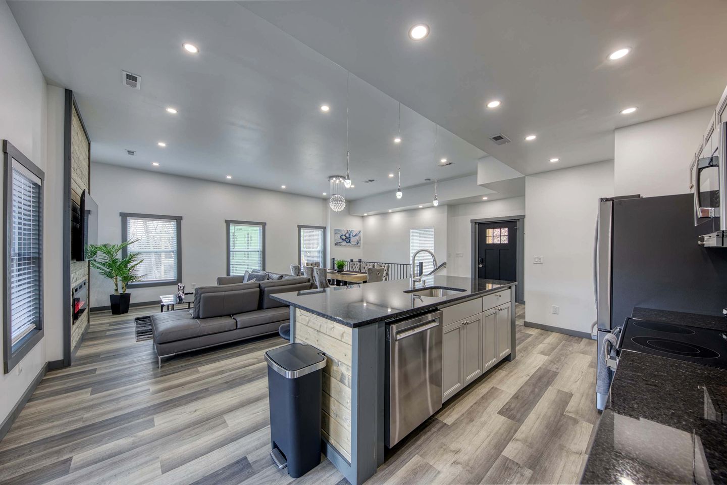 Brand-New Luxury Cabin with Game Room & Hot Tub near Downtown Gatlinburg, TN