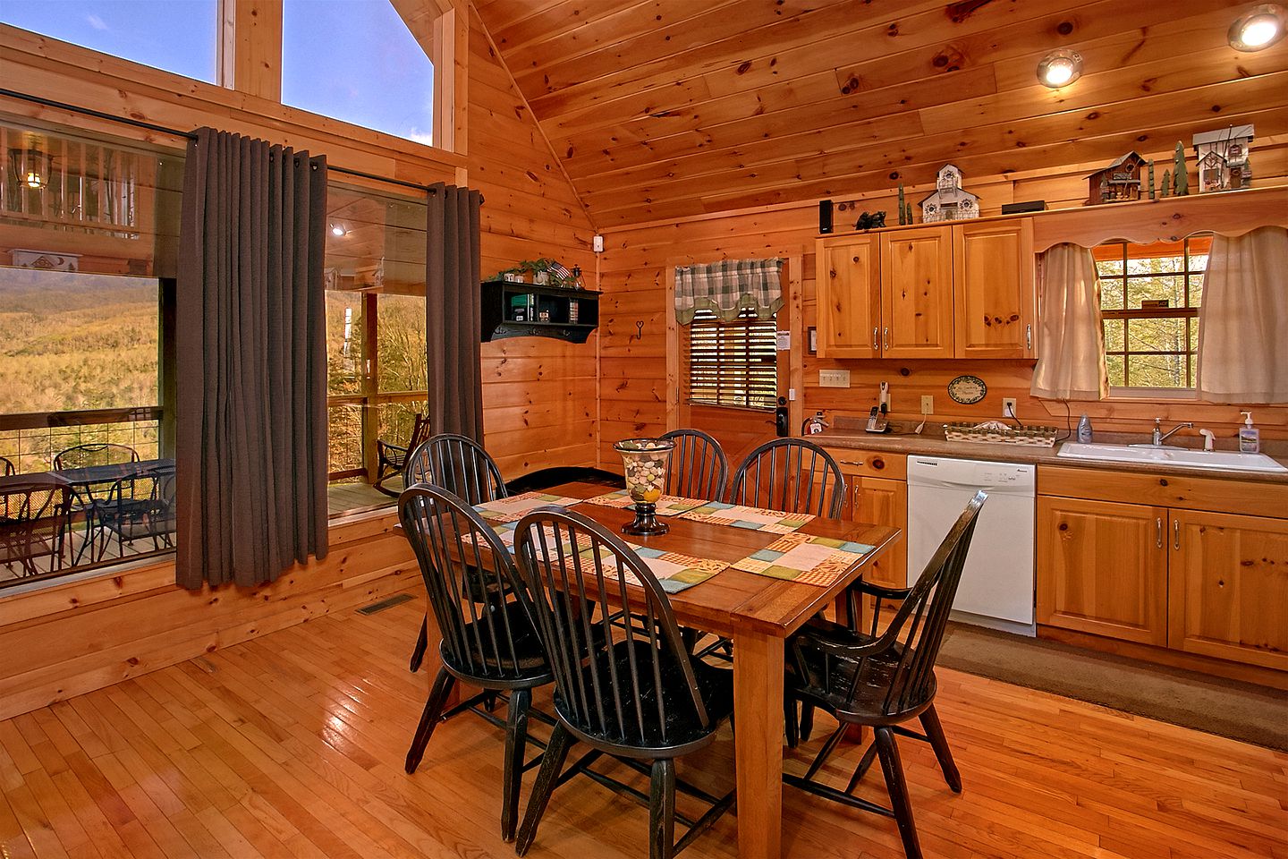 Beautiful Log Cabin with Extraordinary Views for Glamping near Gatlinburg