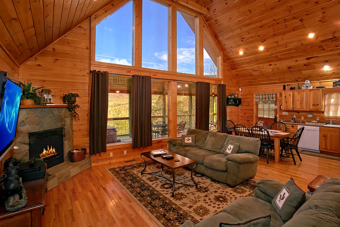 Beautiful Log Cabin with Extraordinary Views for Glamping near Gatlinburg