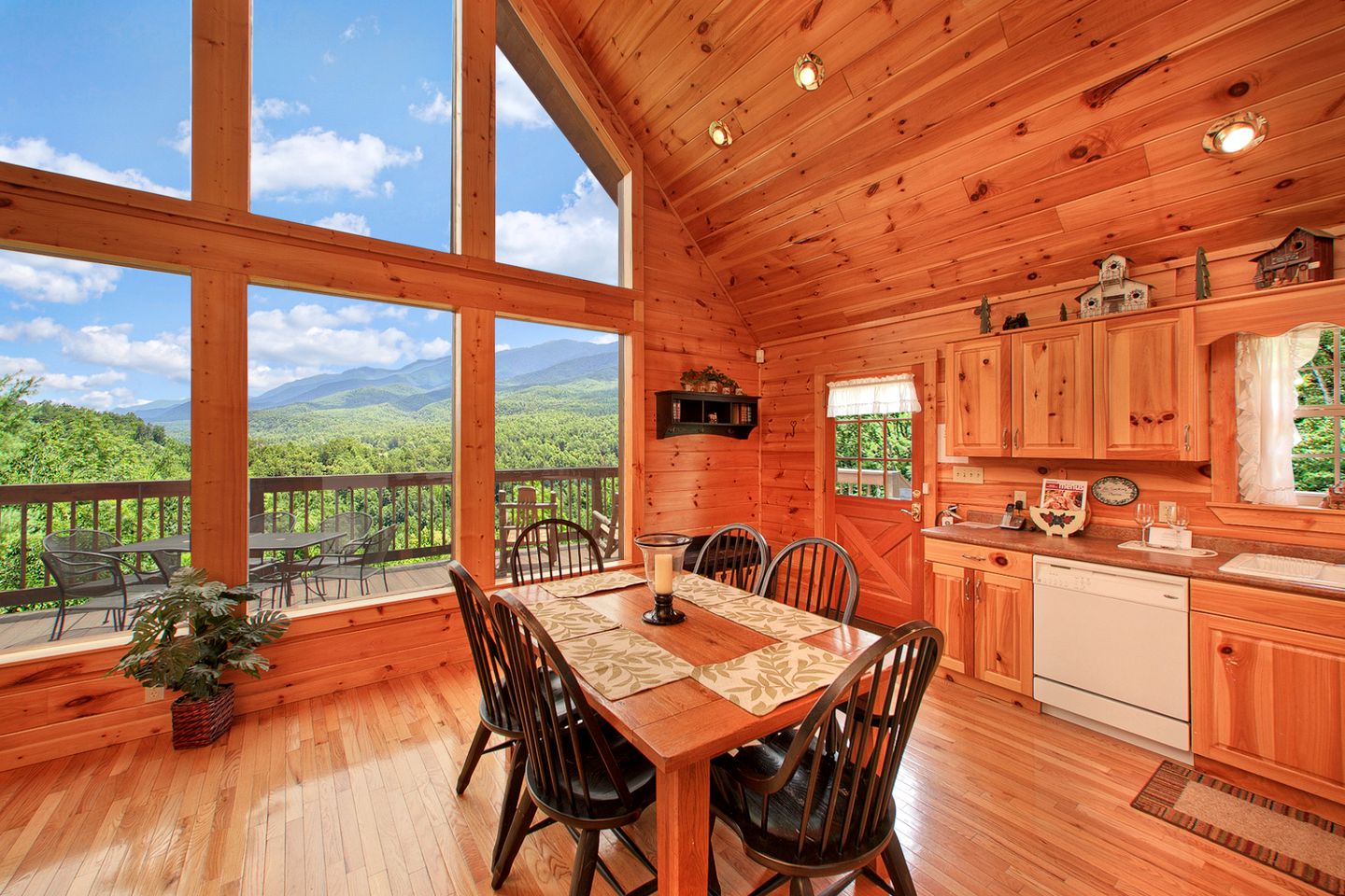 Beautiful Log Cabin with Extraordinary Views for Glamping near Gatlinburg