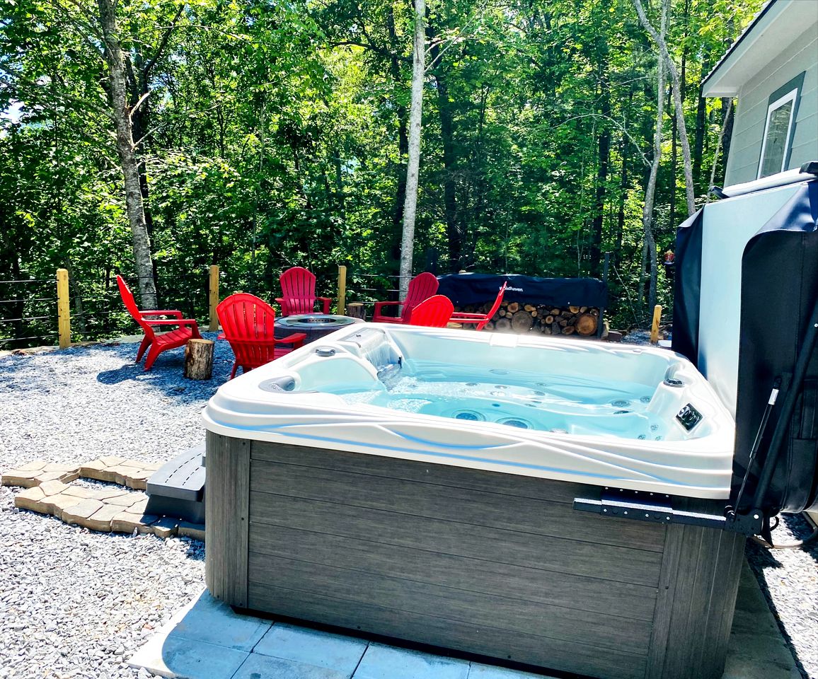 Amazing Cottage with Fire Pit and Hot-tub in Lake Santeetlah, North Carolina