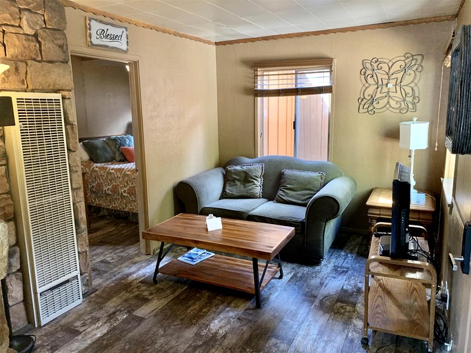 Romantic, One Bedroom Cabin in Big Bear Lake, Perfect for a Weekend of Hiking the Pine Knot Trail