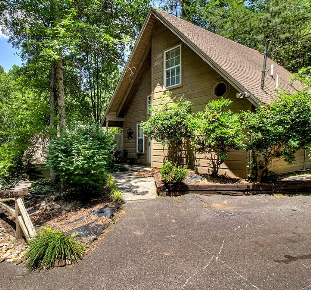 Fabulous Cabin with Nice Forest Vistas in Gatlinburg, Tennessee
