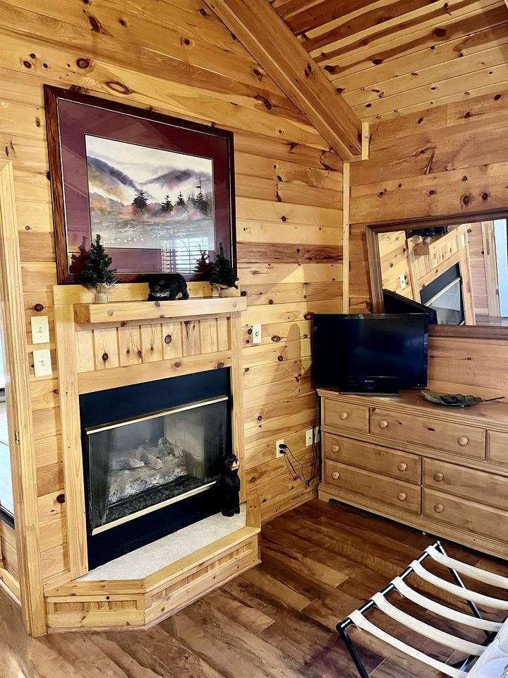 Glorious Cabin with Hot-tub in Gatlinburg, Tennessee