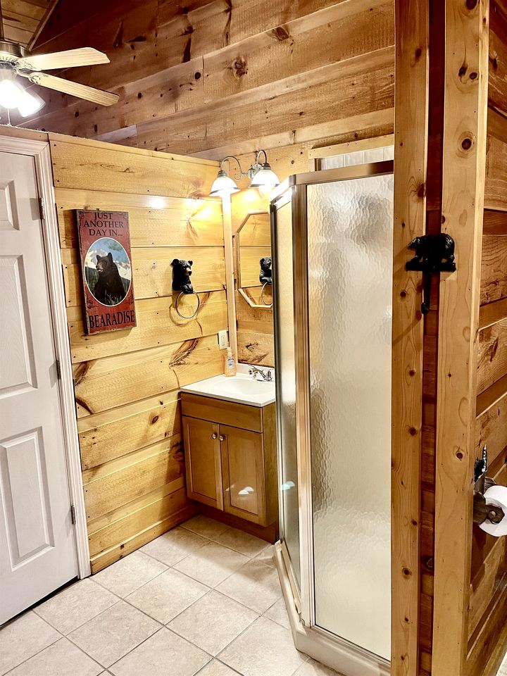 Glorious Cabin with Hot-tub in Gatlinburg, Tennessee