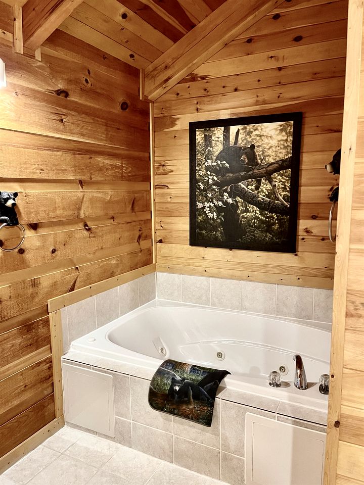 Glorious Cabin with Hot-tub in Gatlinburg, Tennessee