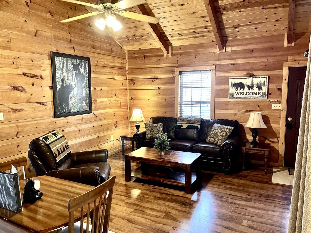 Glorious Cabin with Hot-tub in Gatlinburg, Tennessee