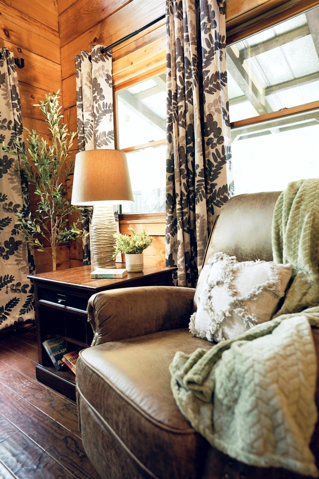 Outstanding Cabin with Hot-tub and Great Forest Views in Sevierville, Tennessee