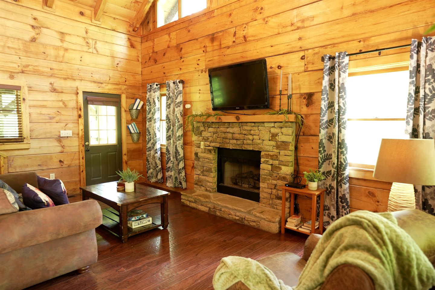 Outstanding Cabin with Hot-tub and Great Forest Views in Sevierville, Tennessee