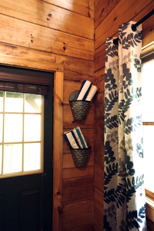 Outstanding Cabin with Hot-tub and Great Forest Views in Sevierville, Tennessee