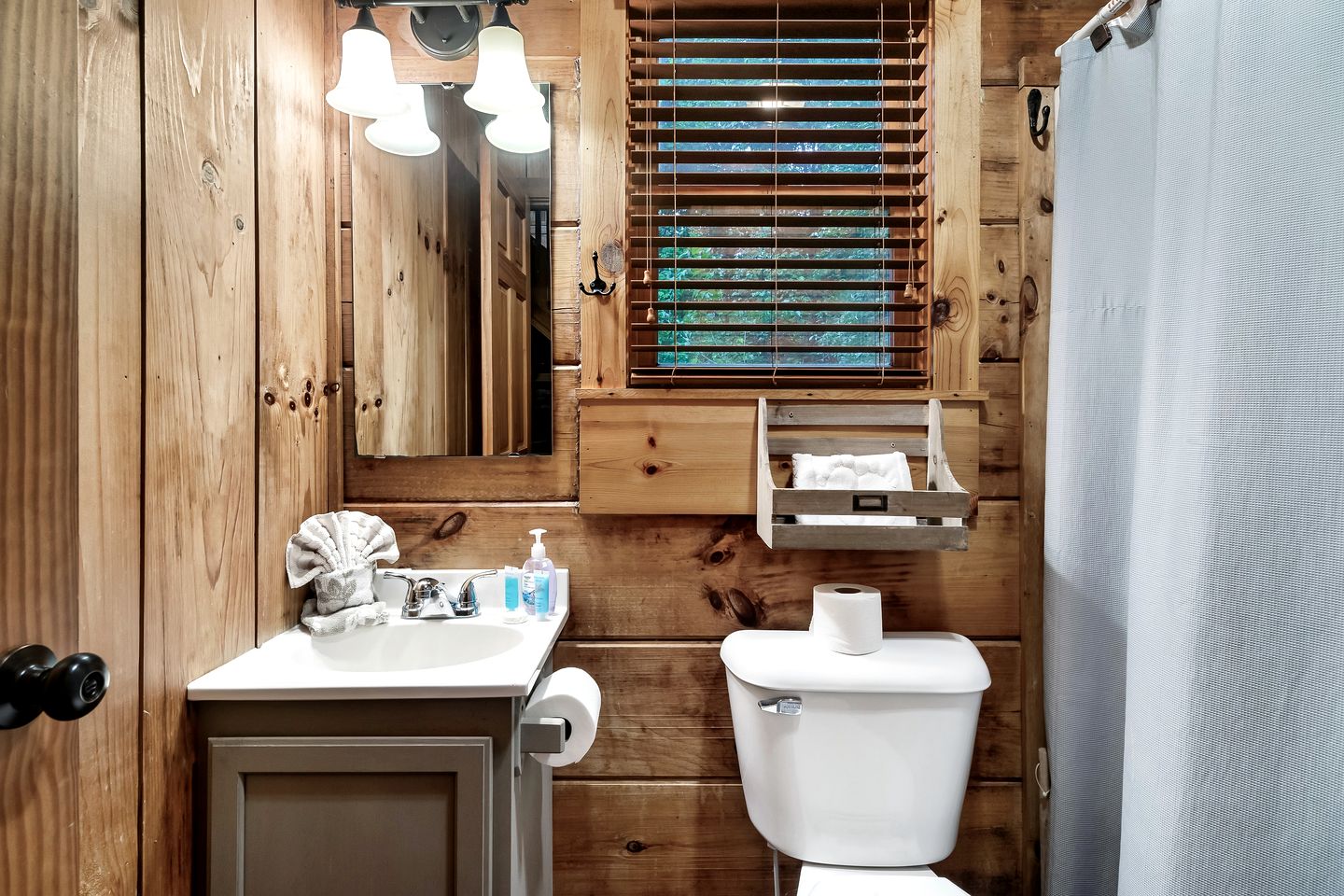 Outstanding Cabin with Hot-tub and Great Forest Views in Sevierville, Tennessee