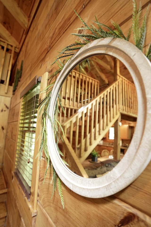 Outstanding Cabin with Hot-tub and Great Forest Views in Sevierville, Tennessee