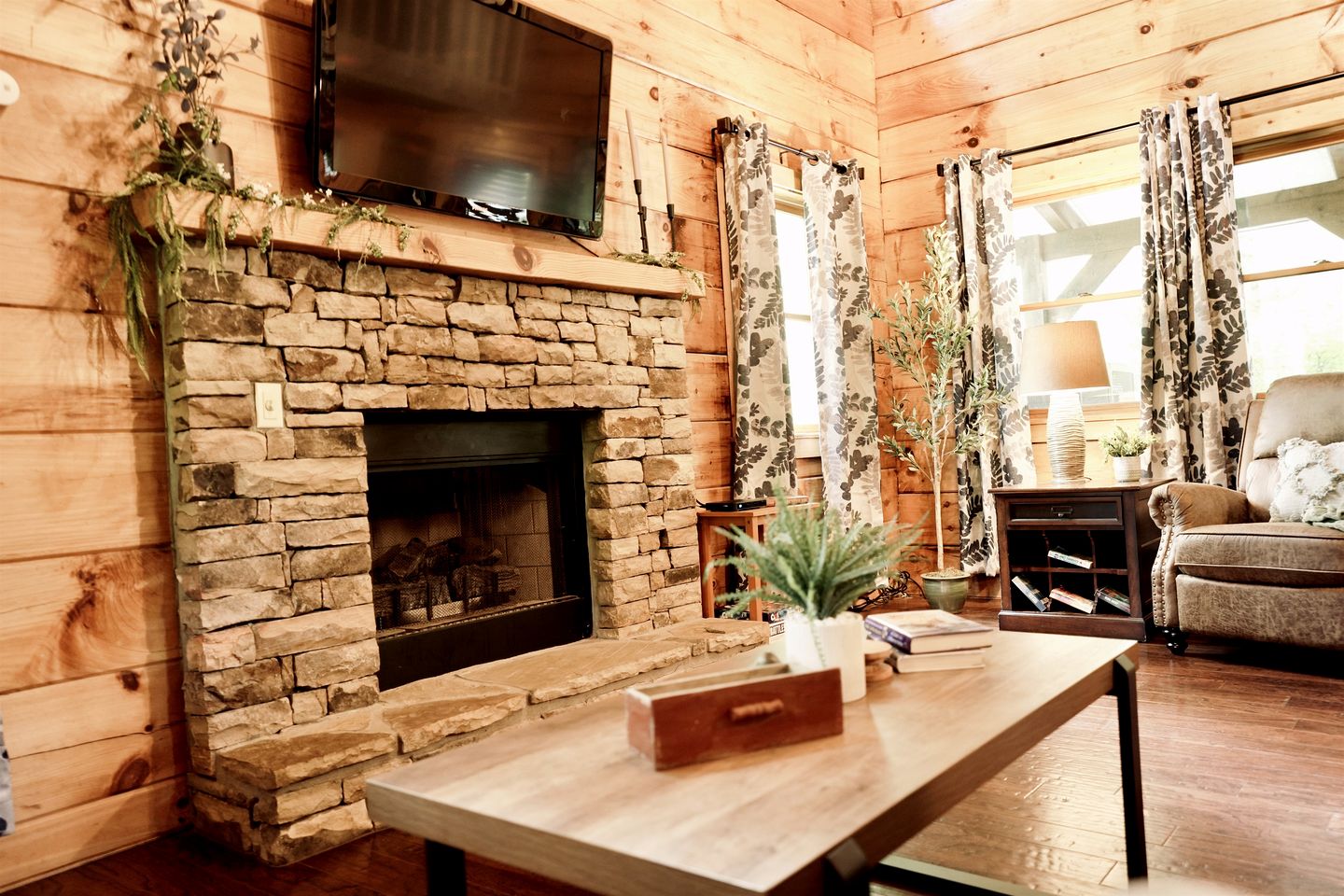 Outstanding Cabin with Hot-tub and Great Forest Views in Sevierville, Tennessee