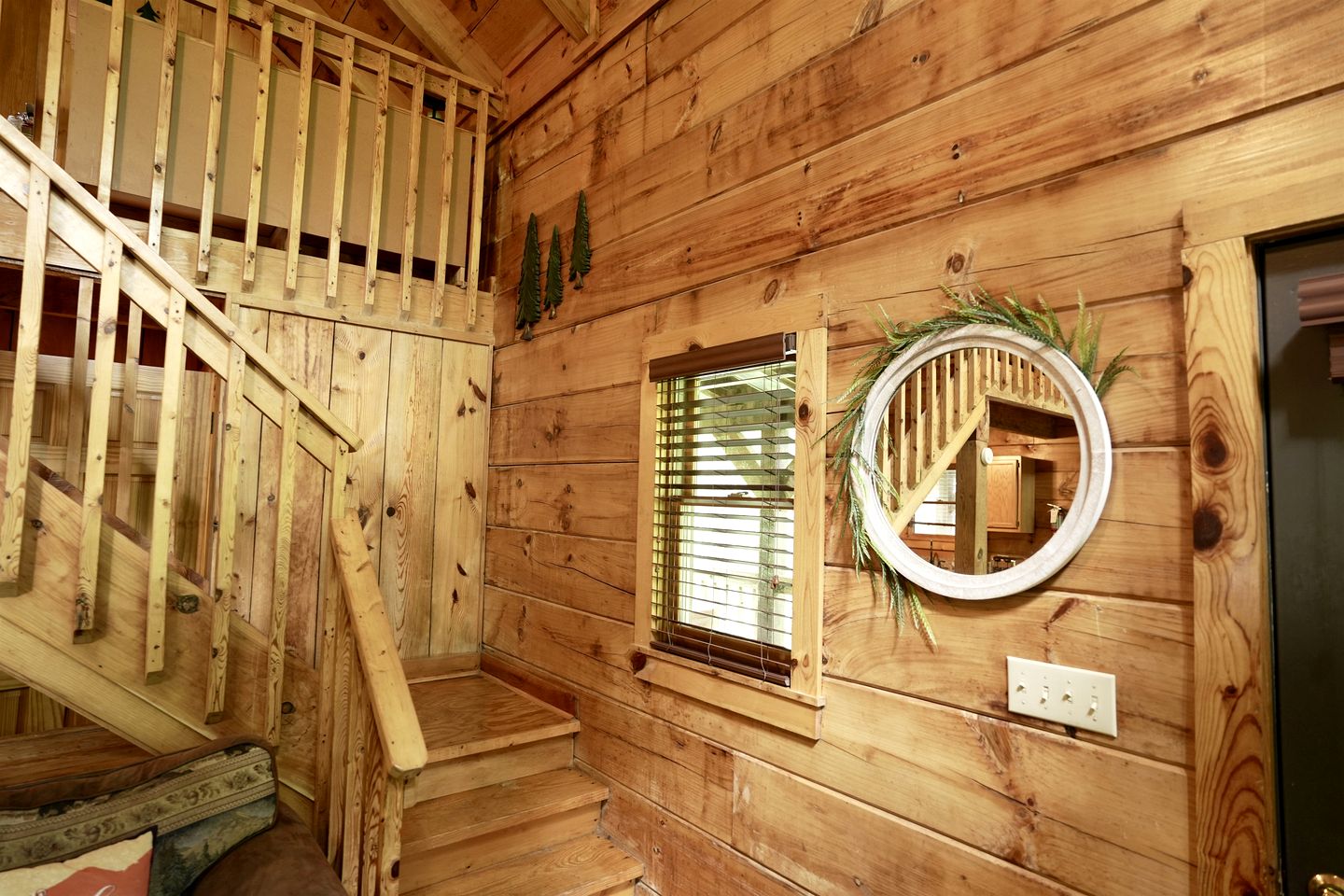 Outstanding Cabin with Hot-tub and Great Forest Views in Sevierville, Tennessee