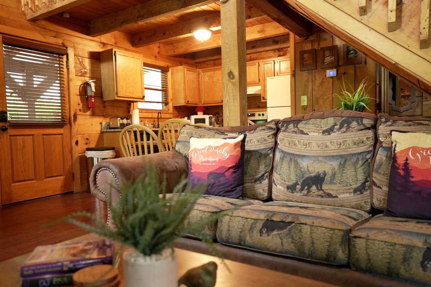 Outstanding Cabin with Hot-tub and Great Forest Views in Sevierville, Tennessee
