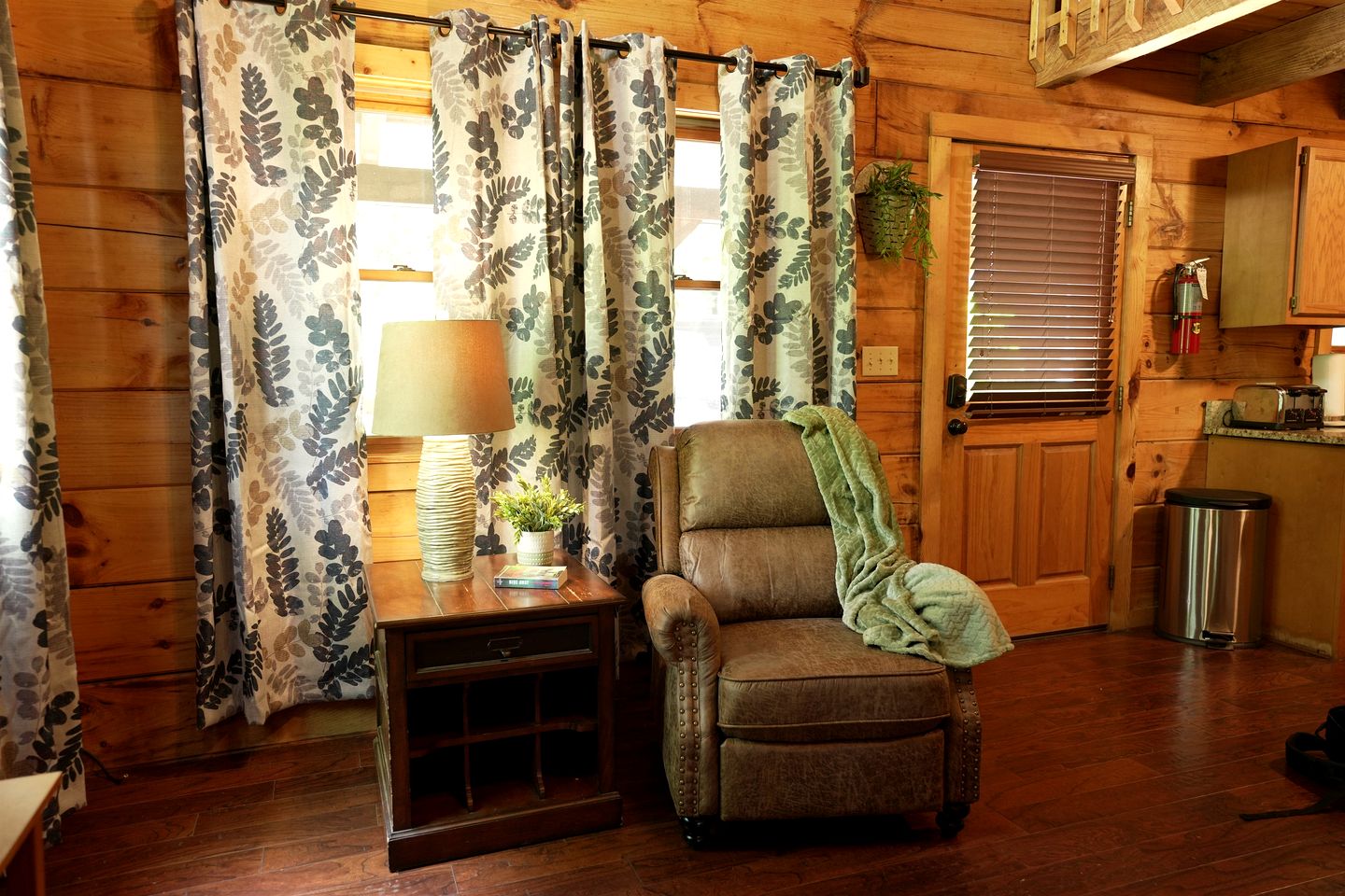 Outstanding Cabin with Hot-tub and Great Forest Views in Sevierville, Tennessee