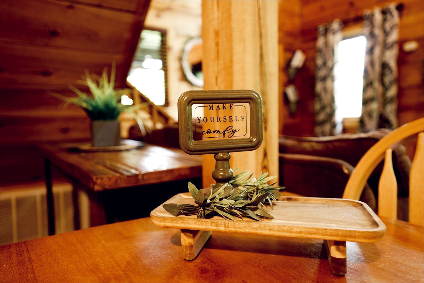 Outstanding Cabin with Hot-tub and Great Forest Views in Sevierville, Tennessee