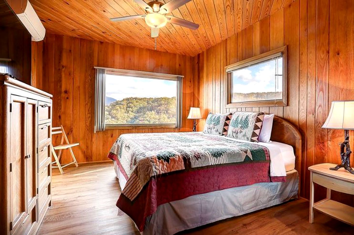 Picturesque Cottage Retreat with a Private Hot Tub near Gatlinburg, Tennessee