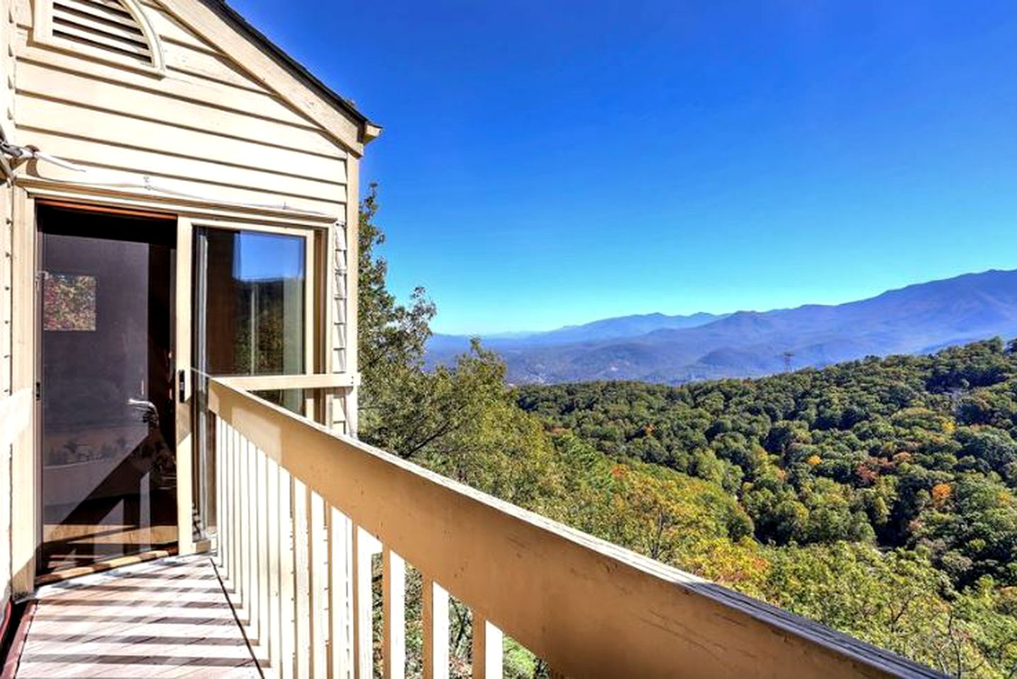 Picturesque Cottage Retreat with a Private Hot Tub near Gatlinburg, Tennessee