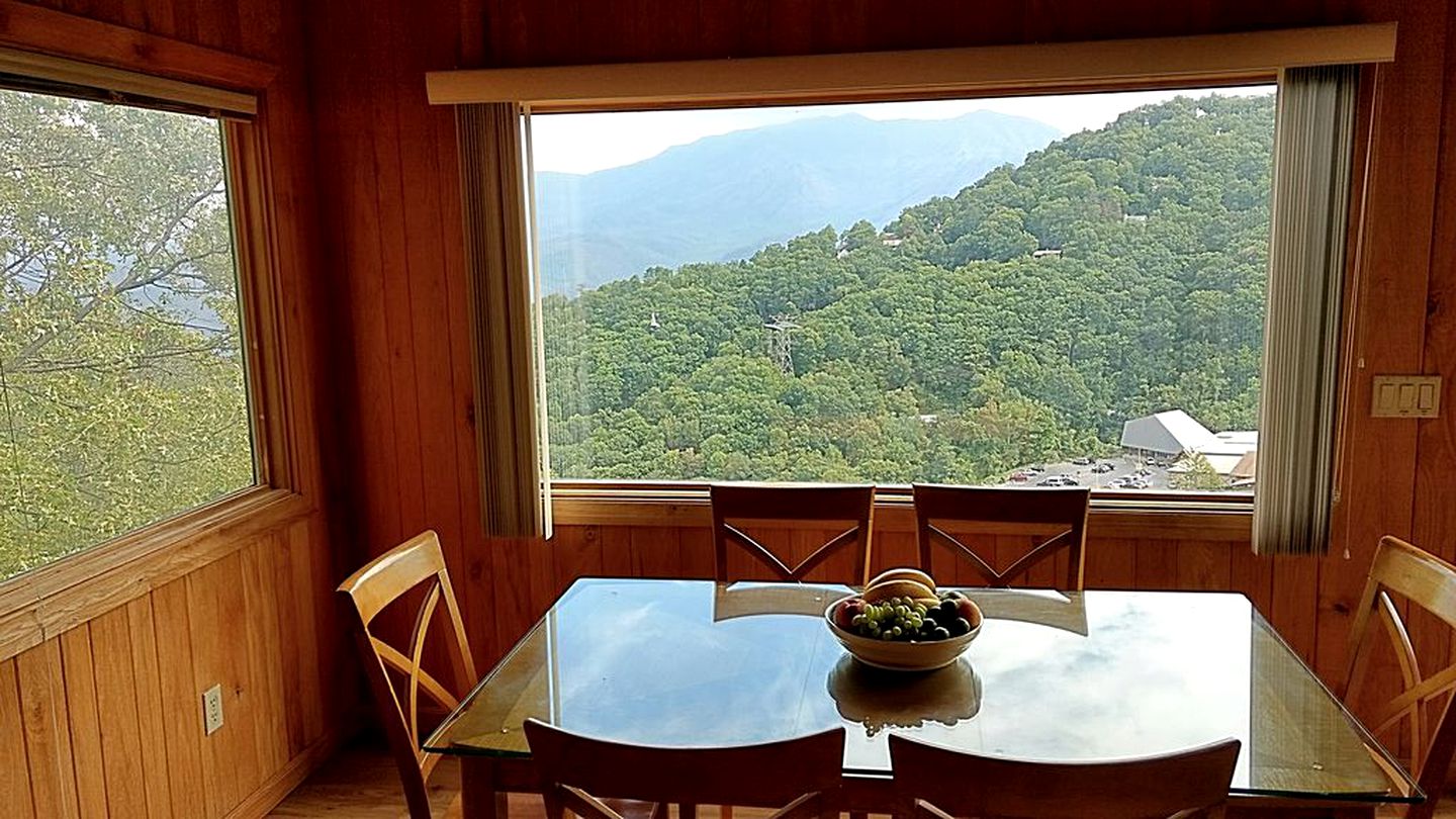 Picturesque Cottage Retreat with a Private Hot Tub near Gatlinburg, Tennessee