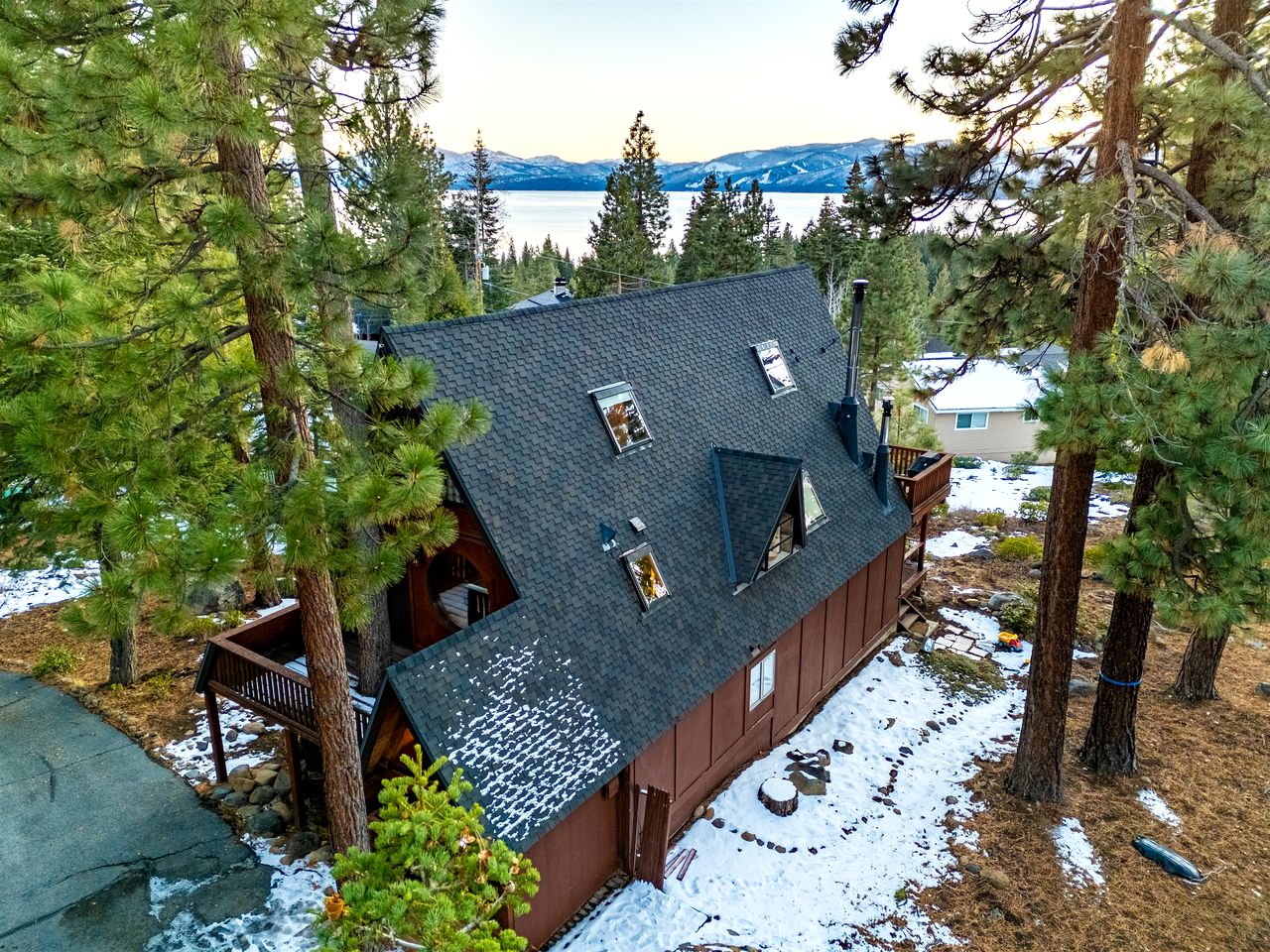 Beautiful A-Frame Cabin with Jacuzzi, Double Deck, Ping Pong Table and Lake Views in California