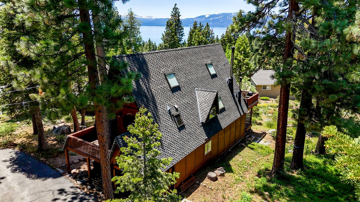 Beautiful A-Frame Cabin with Jacuzzi, Double Deck, Ping Pong Table and Lake Views in California