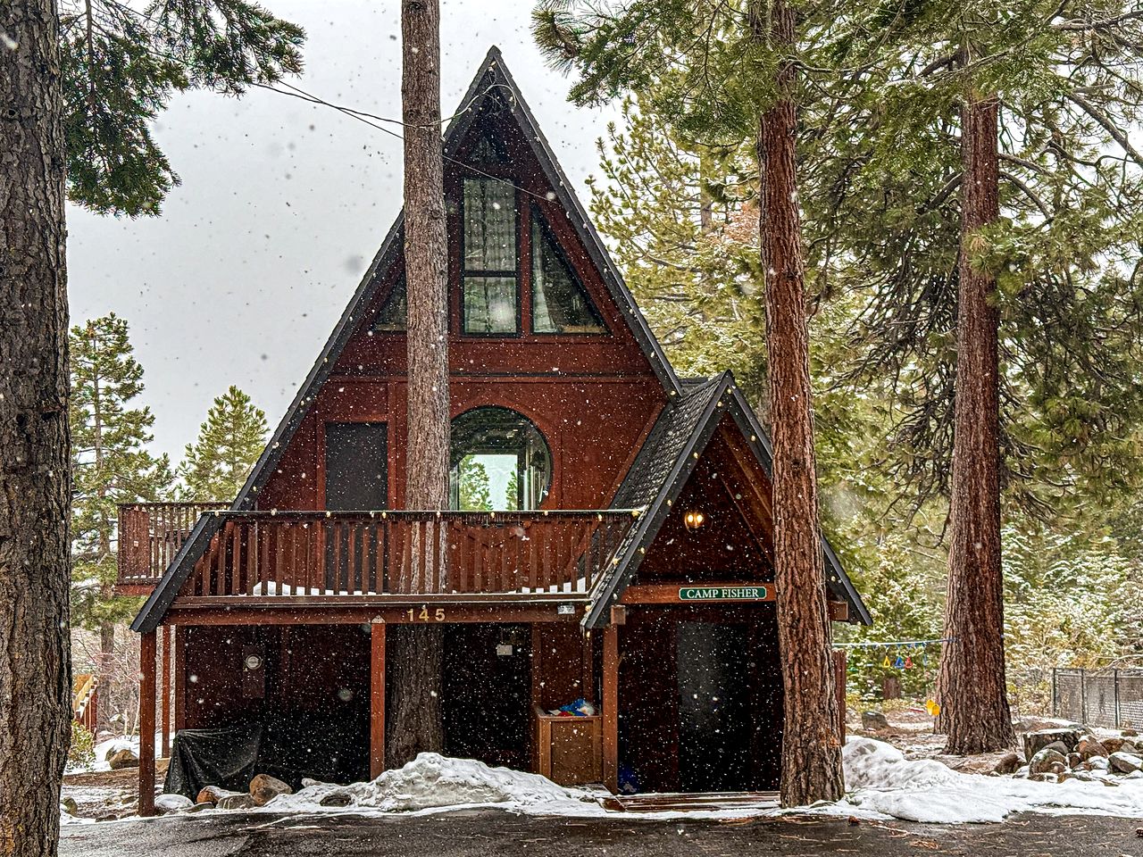 Beautiful A-Frame Cabin with Jacuzzi, Double Deck, Ping Pong Table and Lake Views in California