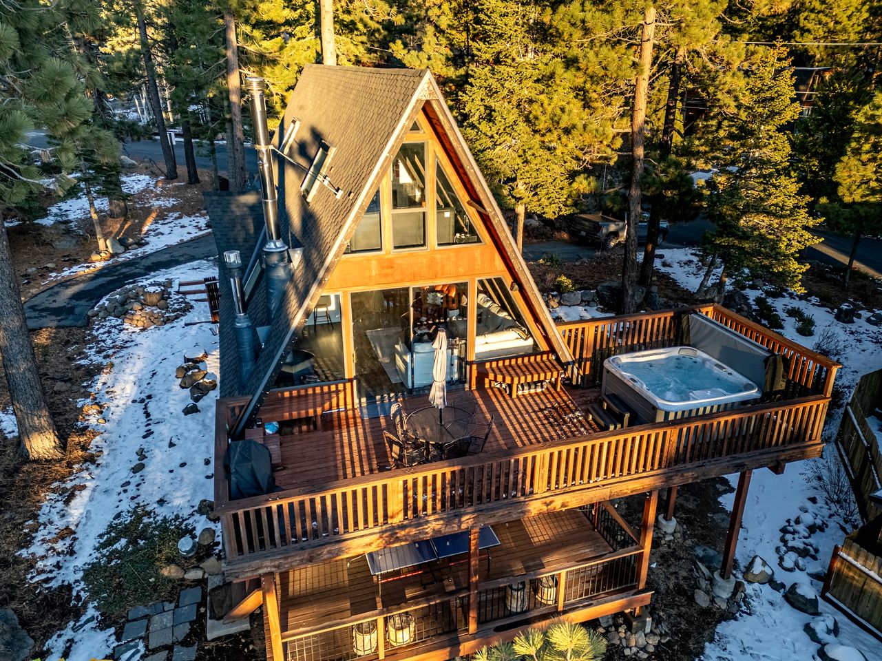 Beautiful A-Frame Cabin with Jacuzzi, Double Deck, Ping Pong Table and Lake Views in California