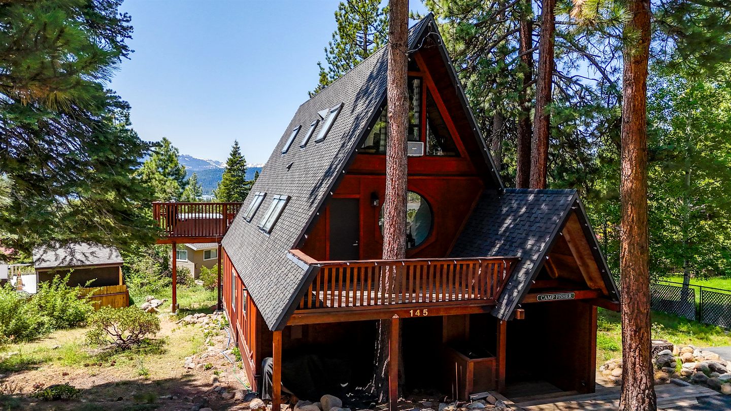 Beautiful A-Frame Cabin with Jacuzzi, Double Deck, Ping Pong Table and Lake Views in California