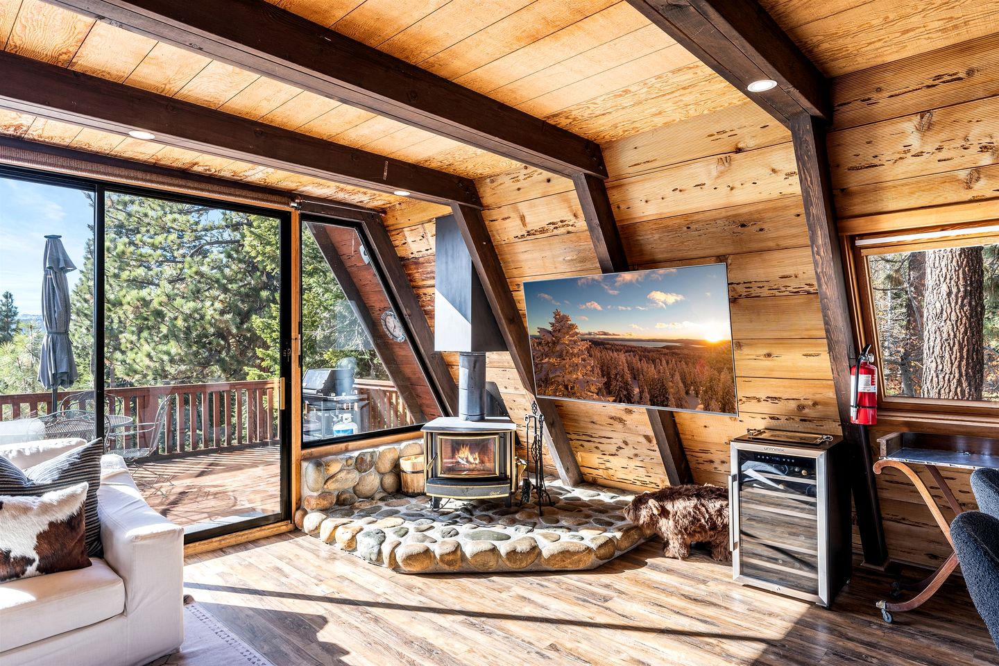Beautiful A-Frame Cabin with Jacuzzi, Double Deck, Ping Pong Table and Lake Views in California