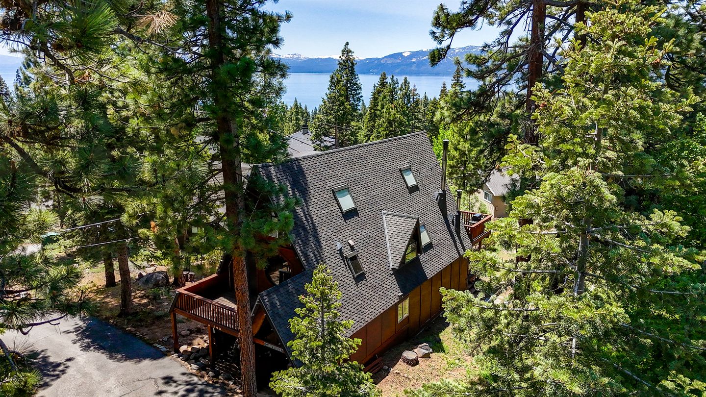 Beautiful A-Frame Cabin with Jacuzzi, Double Deck, Ping Pong Table and Lake Views in California