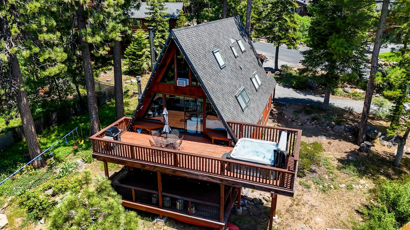 Beautiful A-Frame Cabin with Jacuzzi, Double Deck, Ping Pong Table and Lake Views in California